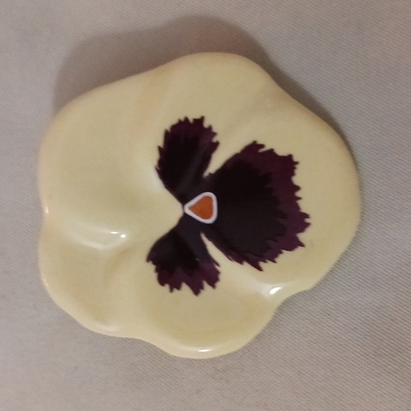 Vintage Avon Pansy Flower Brooch Pin Porcelain Yellow - Picture 6 of 6